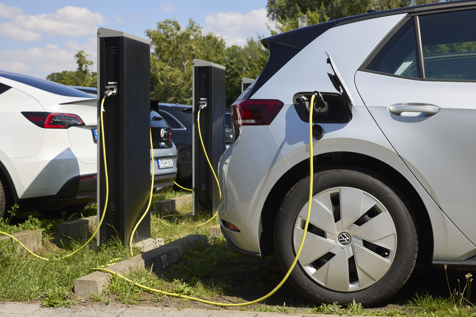 mehrere Elektrofahrzeuge werden gerade geladen